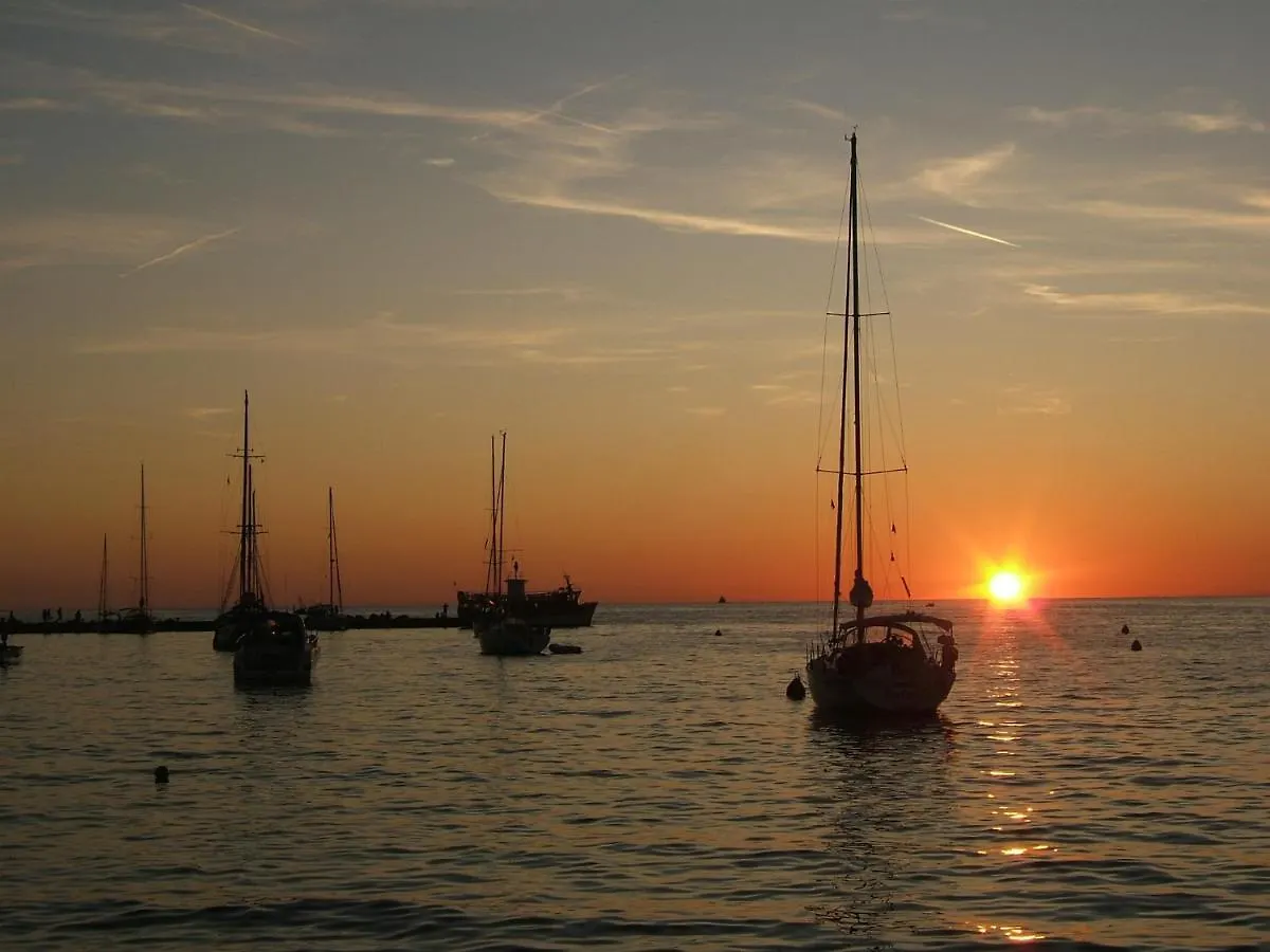 Rozy Near The Beach Apartment Novigrad