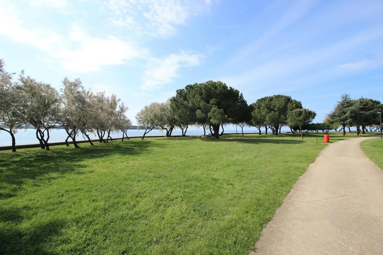 Rozy Near The Beach Apartment Novigrad