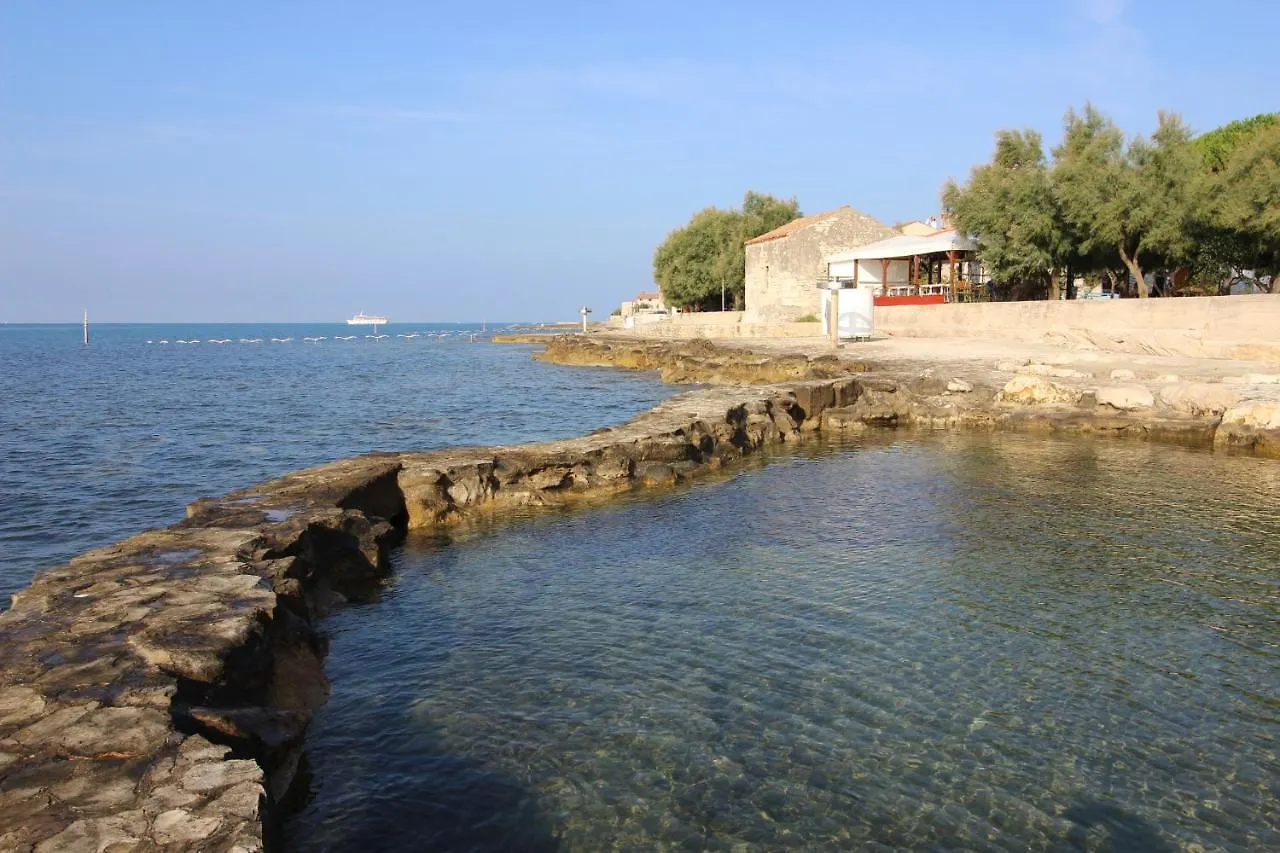 Rozy Near The Beach Apartment Novigrad